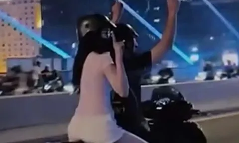 Đôi nam nữ chạy SH chỉ 2 tay lên trời trên cầu Ba Son