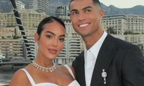 Ronaldo bất ngờ thay đổi kế hoạch đám cưới