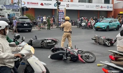 Ô tô lao nhanh tông 5 xe máy ngay giao lộ ở TPHCM