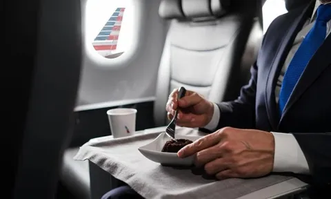 Bữa ăn cao cấp trên khoang hạng nhất bị chê như 'thịt in 3D'