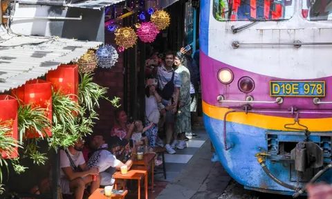 Mời du khách rời phố cà phê đường tàu sau vụ cô gái ngồi sát đường ray