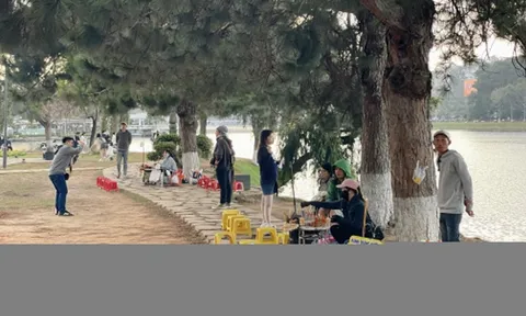 Hàng rong vẫn lén lút bày bán quanh hồ Xuân Hương, Đà Lạt
