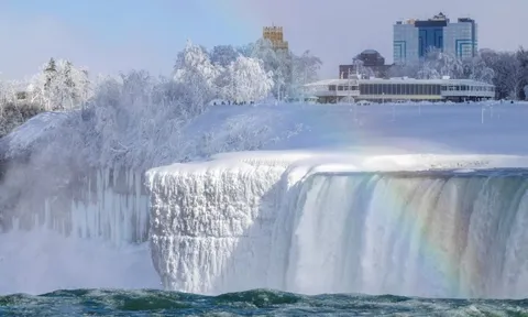 Cảnh thác Niagara đóng băng hiếm có nhìn từ trên cao