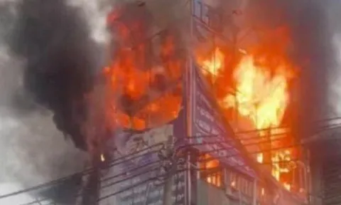 Hà Nội: Biển quảng cáo cháy ngùn ngụt ở nhà dân trên đường Trần Cung