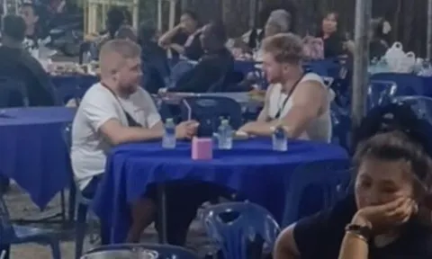 Khách Tây nhầm đám tang là nhà hàng, được mời ăn uống ở Thái Lan