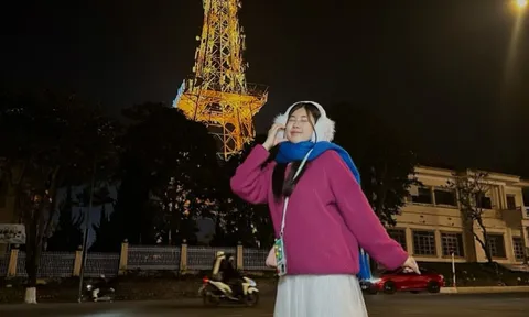 Đứng kín vỉa hè check-in 'tháp Eiffel' sáng đèn ở Đà Lạt