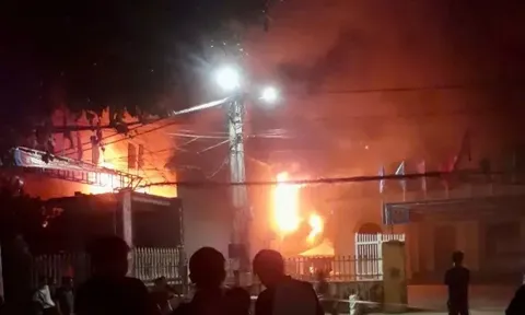 Cháy lớn ở xưởng mây tre đan ở xã Phú Nghĩa, Hà Nội