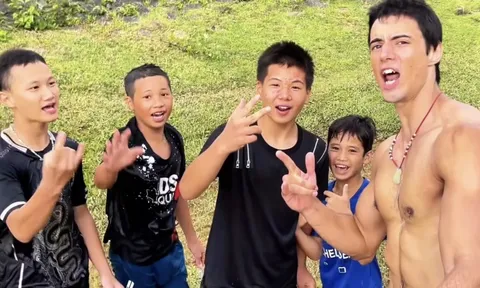 Khách Nam Phi lặng người khi được lũ trẻ giúp vượt suốt ở Cao Bằng