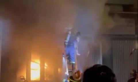 Cháy nhà ở TPHCM lúc rạng sáng, 4 người bị mắc kẹt