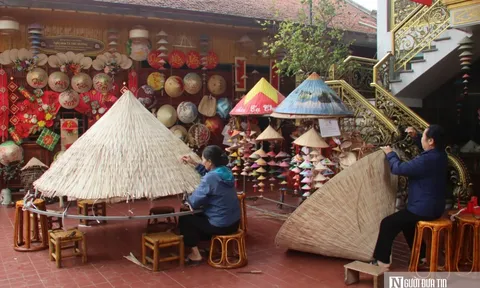 Du khách thích đến làng Chuông nhưng... ngại mua nón mang về