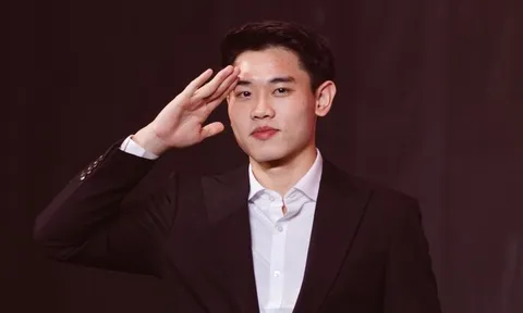 Đình Bắc được Hoà Minzy công khai ôm ngay trên sân khấu