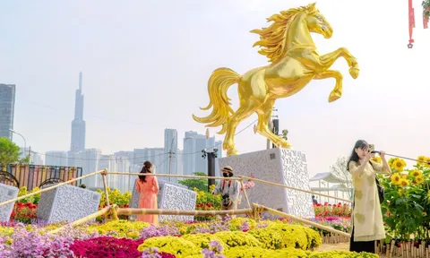 VIDEO: Những điểm "check-in" linh vật ngựa tại trung tâm TPHCM dịp Tết Bính Ngọ