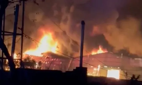 Xưởng nhựa bốc cháy ngùn ngụt trong đêm