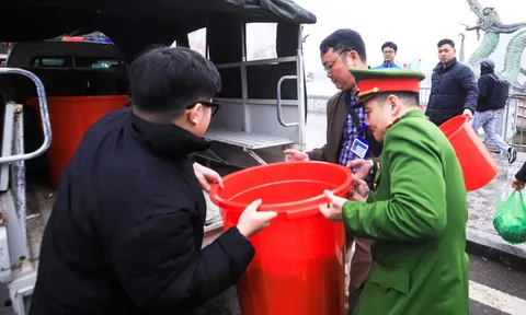 Công an dùng xe chuyên dụng chở cá chép giúp dân tiễn ông Công, ông Táo