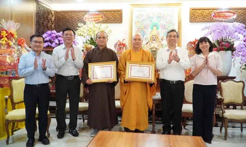 Lãnh đạo TPHCM trao bằng khen cho Thượng tọa Thích Thanh Phong và Thích Tâm Hải