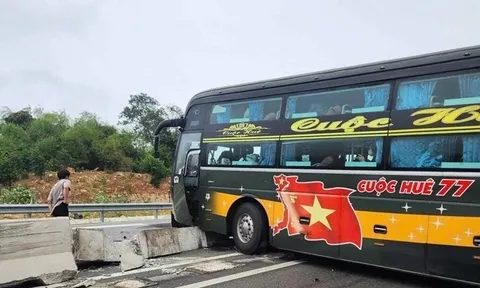 Khách hoảng loạn la hét khi xe mất lái, lao vào dải phân cách trên cao tốc