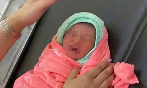 Phát hiện bé gái còn nguyên dây rốn giữa rẫy sầu riêng, toàn thân bị kiến bu