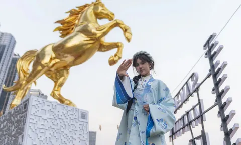 Ngựa vàng cao 5 m hút khách dưới chân cầu Ba Son