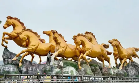 Linh vật 'Bát mã truy phong' gây chú ý bên vịnh Hạ Long