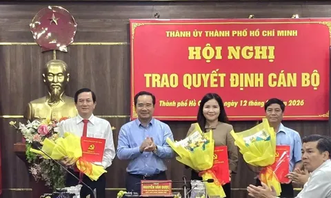 Trao quyết định về công tác cán bộ tại phường đông dân nhất TPHCM