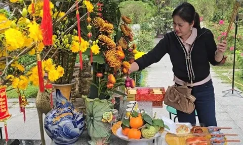 Hồng Loan đi xe riêng tới mộ NSƯT Vũ Linh lau dọn, cúng lớn