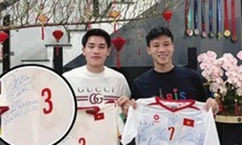 Đình Bắc ghé nhà Quế Ngọc Hải chúc tết, tặng món quà gì mà khiến dân tình xôn xao?