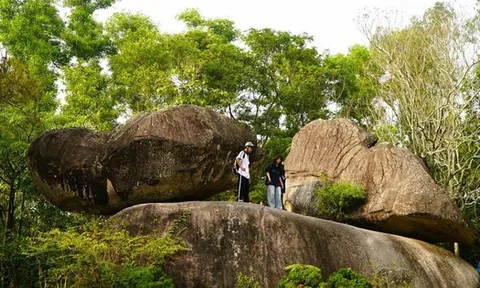 Câu chuyện ít người biết về hai tảng đá "khổng lồ" trên đỉnh núi ở Thanh Hóa