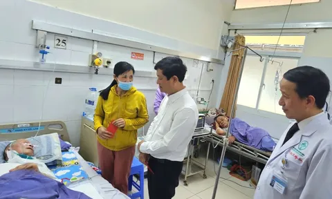 Phó Bí thư Thành ủy, Chủ tịch HĐND TPHCM Võ Văn Minh thăm, chúc Tết công nhân, bệnh nhân nghèo