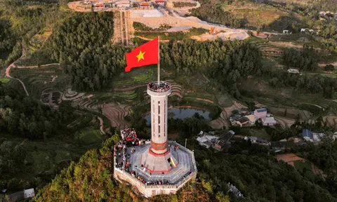 Lần đầu bắn pháo hoa Giao thừa tại Cột cờ Lũng Cú