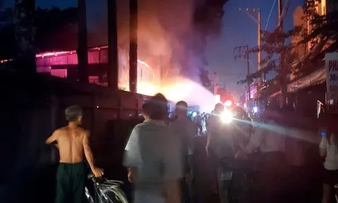 Khói lửa bốc cao từ nhà kho nhà thờ ở TPHCM