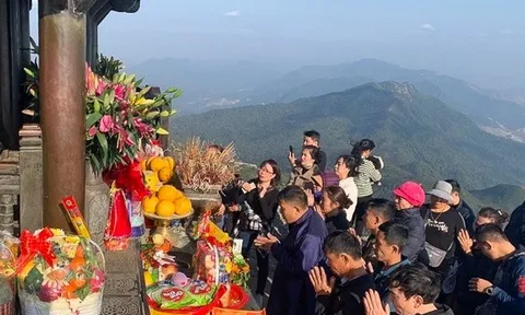 Du lịch tâm linh bùng nổ dịp Tết Bính Ngọ