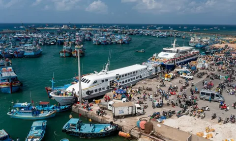 Tàu đi Phú Quý kín khách đến hết tháng 2