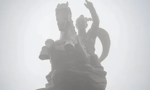 Tượng Thánh Gióng mờ ảo trong sương sớm đầu năm