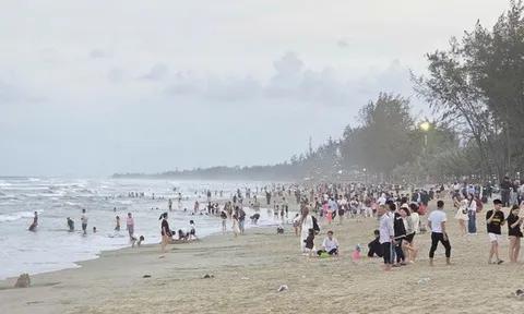 Tắm biển Mỹ Khê, 3 người trong gia đình bị đuối nước