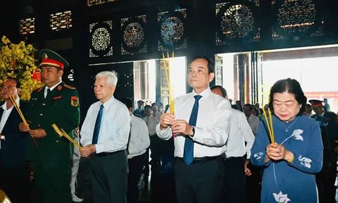 Đoàn Đại biểu dâng hương tại Khu Truyền thống cách mạng Sài Gòn - Chợ Lớn - Gia Định