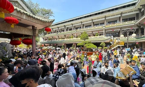 'Đội' nắng 40 phút viếng miếu Bà Chúa Xứ dịp Tết