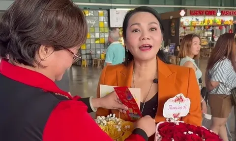 Nữ NSƯT ở Mỹ mùng 5 Tết về nước: Được tặng lắc vàng ngay tại sân bay