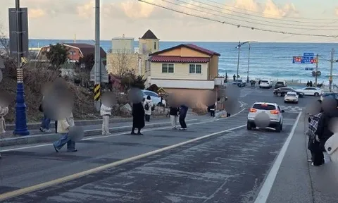 Tranh cãi du khách chặn đường chụp ảnh ở khu phố ven biển Hàn Quốc