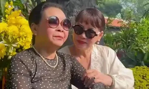 Khánh Ly về nước sau đột quỵ, ra tận mộ Trịnh Công Sơn nói: "Yêu anh mãi mãi!"