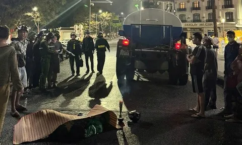 Tông vào xe bồn rửa đường, nam thanh niên mặc áo Grap tử vong