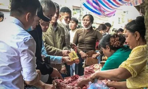 Món ‘đỏ’ đầu năm hút khách tại chợ Viềng Ninh Bình, chưa kịp mua đã 'cháy hàng'