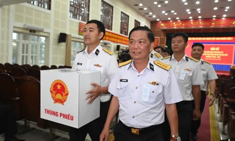 TPHCM: Tiễn các tàu lên đường thực hiện bầu cử sớm trên biển