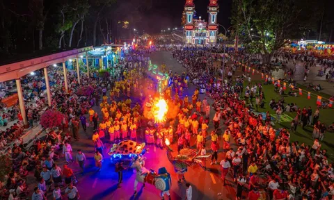 Hàng nghìn người xem rồng phun lửa tại lễ hội năm mới ở Tây Ninh