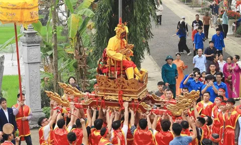 Độc đáo nghi lễ rước “vua, chúa sống” tại lễ hội Đền Sái