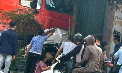 Xe đầu kéo va chạm ô tô con rồi lao lên vỉa hè tông chết người ngồi bên đường