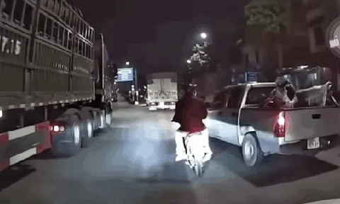 Công an xác minh clip ô tô bán tải nghi cố tình "tạt đầu" chèn ngã người đi xe máy chở trẻ em