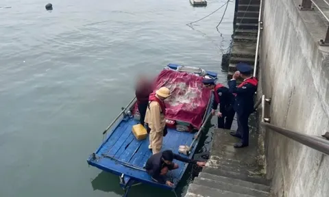 Hàng rong vẫn đeo bám tàu du lịch trên vịnh Hạ Long