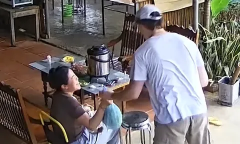 Khách Tây xách bắp cải đi khắp làng Mai Châu tìm người tặng