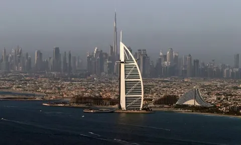 Khách sạn biểu tượng tại Dubai cháy sau loạt tấn công tên lửa