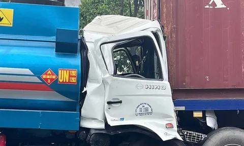 Xe container đang dừng đèn đỏ thì bị tông, gây ùn tắc hơn 1 km